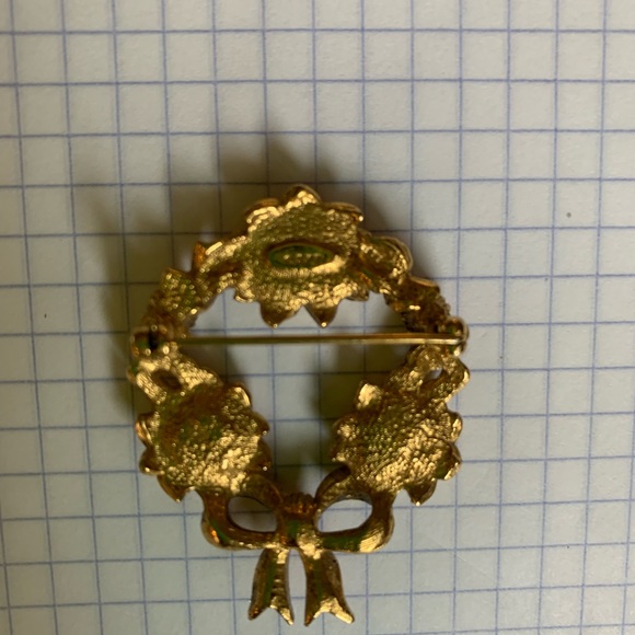 Vintage Avon festive wreath Pin - Picture 2 of 4